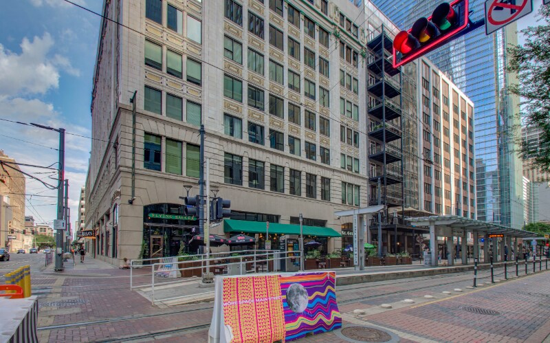 Building Photo - 705 Main St