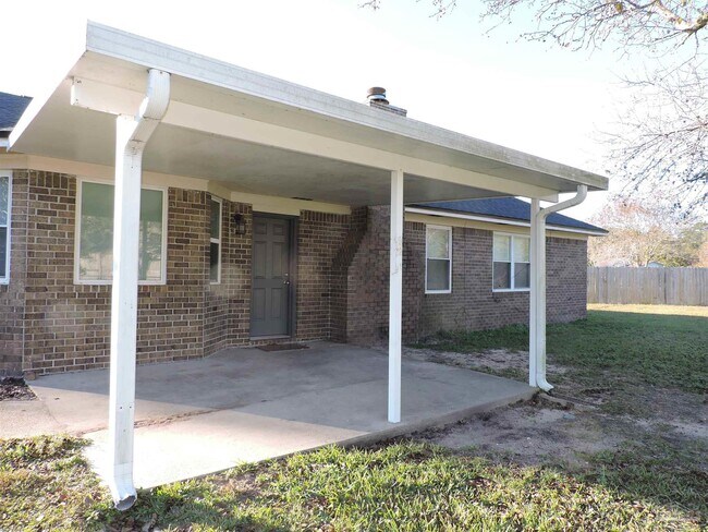 Building Photo - 526 Briarwood Dr