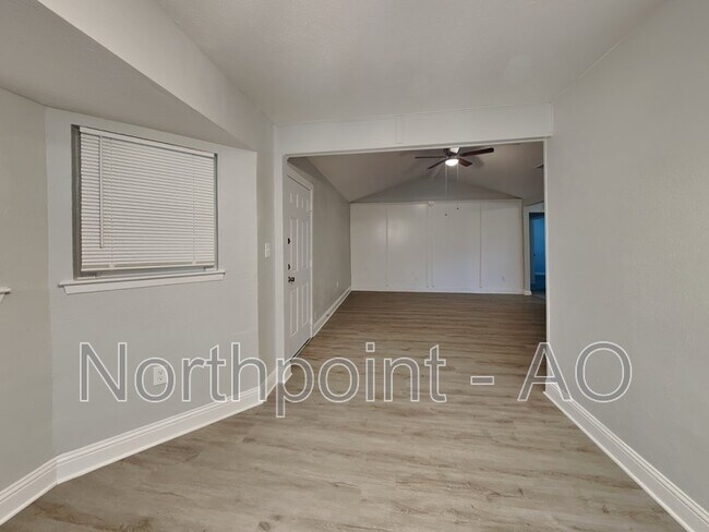 Building Photo - 3207 Daniel Dr
