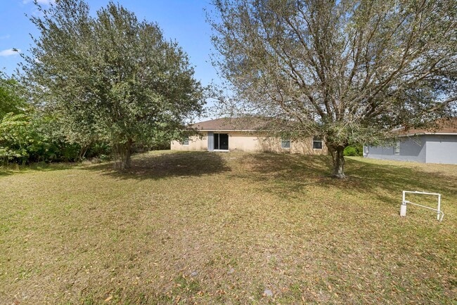 Building Photo - Beautiful 3 bedrooms 2 bathrooms single family home in Lehigh Acres