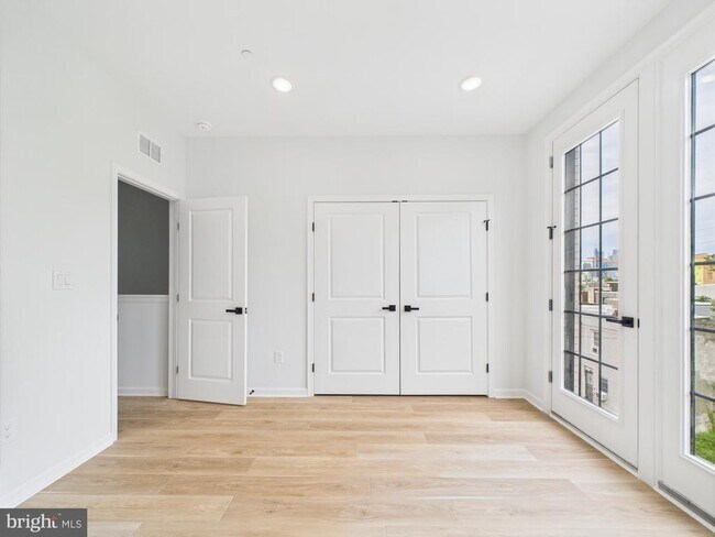 Building Photo - 1326 Grove St