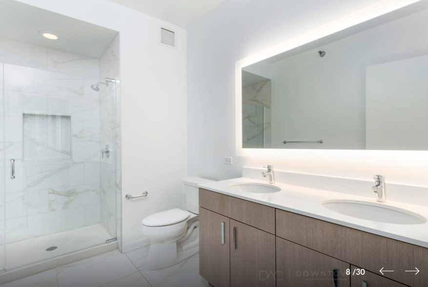 Building Photo - 1212 N La Salle Dr