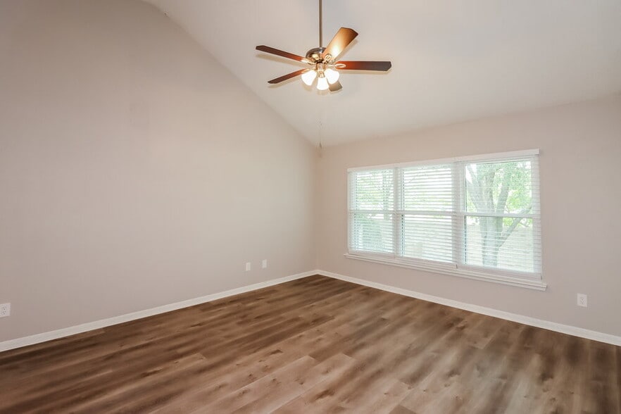 Building Photo - 2806 Sunshine Cir