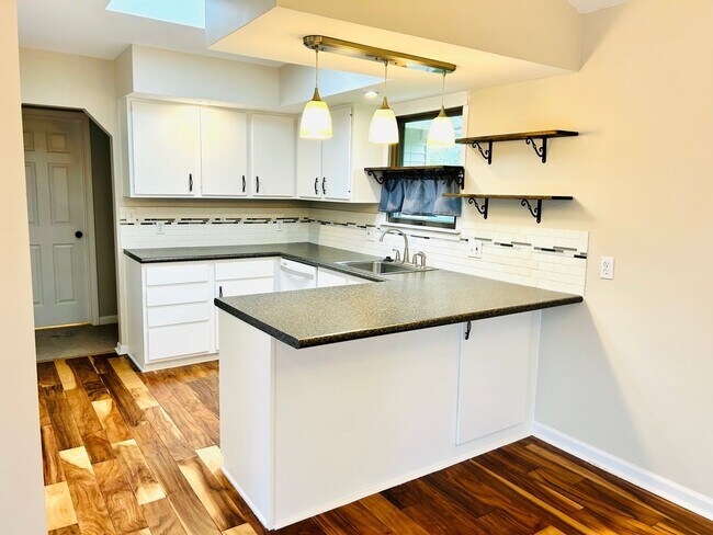 Building Photo - Beautiful Home, Close to Milford Lake
