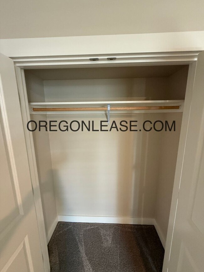 Building Photo - Newer 2-Bedroom Apartment located off Jasper rd in South Springfield