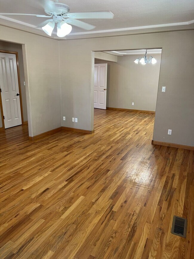 Building Photo - AVAILABLE NOW - BEAUTIFUL 6 bedroom home F...