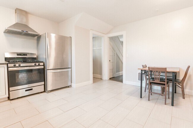 Building Photo - Three Bedroom One Bath