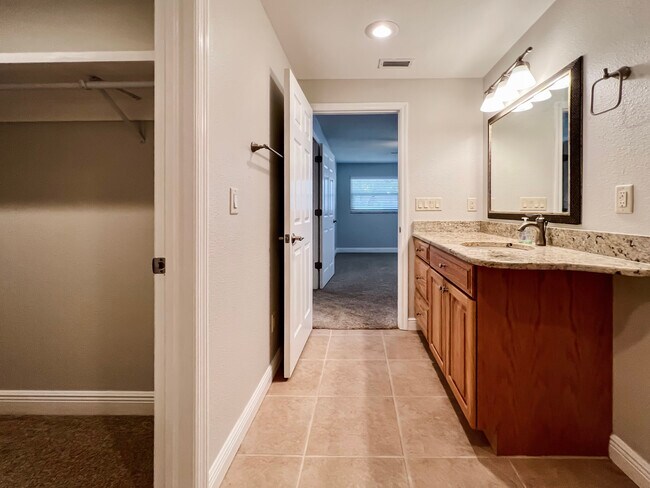 Building Photo - 1858 Oak Park Dr S