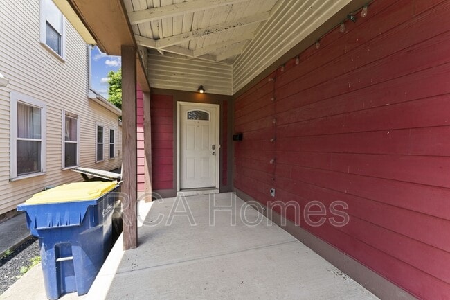 Building Photo - 726 Sanders St