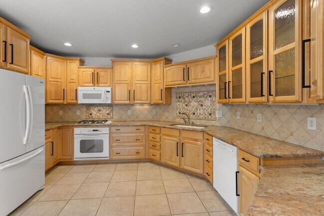 Building Photo - 4 Bedroom, 2.5 Bathroom in Lakeside Terrac...