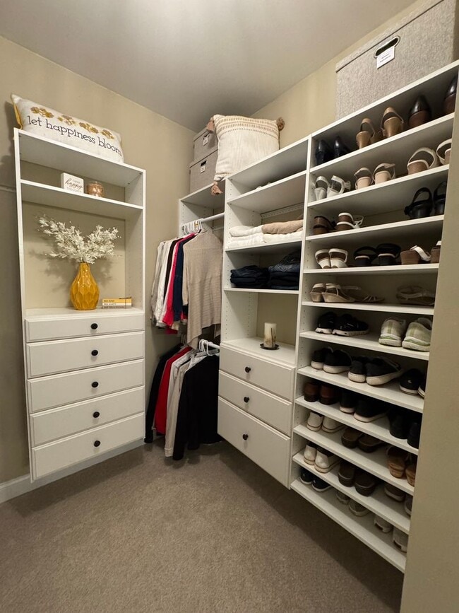 Building Photo - Beautiful 4 Bedroom Single Family Home