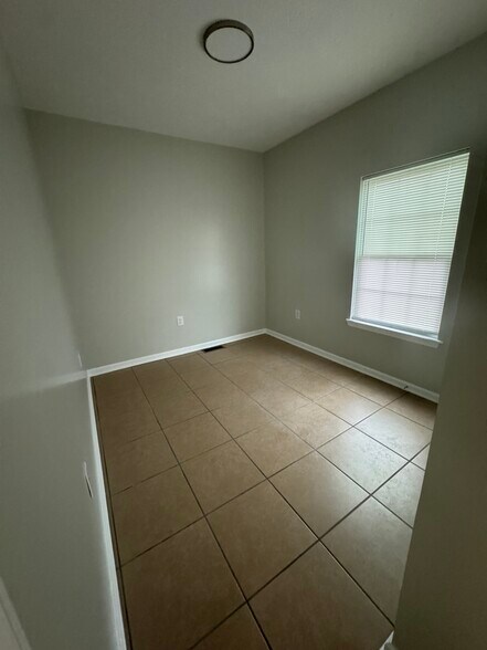 Building Photo - 905 Riverside Dr