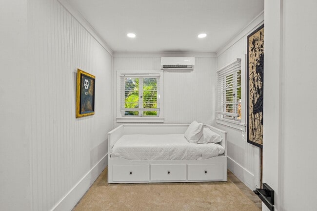 Building Photo - 1017 SW 4th St