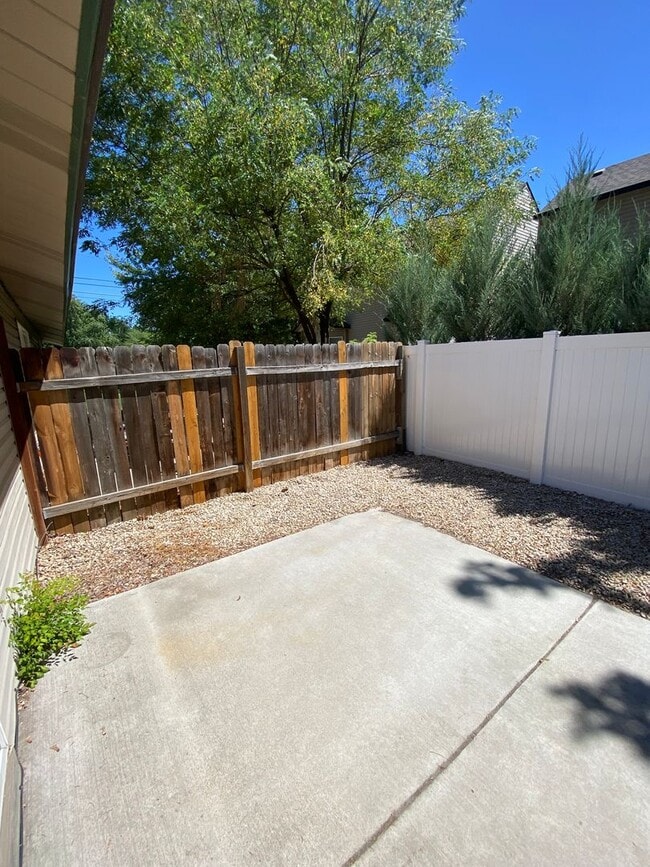Building Photo - 3 bedroom 2 bathroom,  1 car garage, fence...