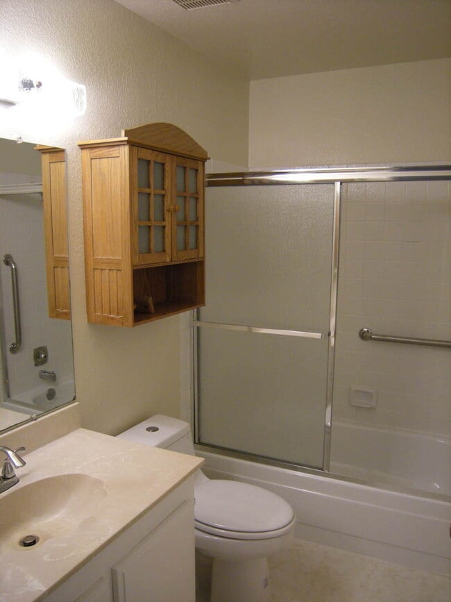 Building Photo - Lovely duet with easy access to shopping a...