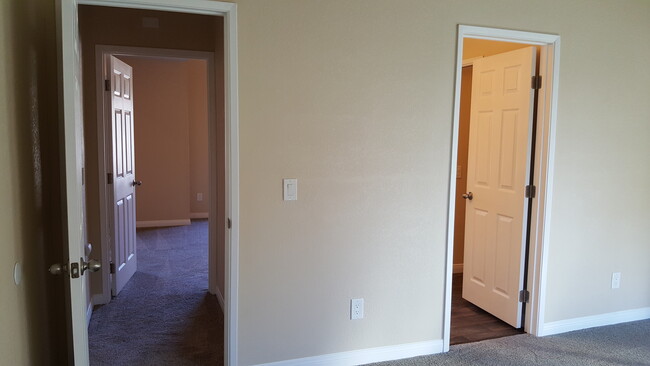 Building Photo - 2 Bed/1.5 Bath Townhouse