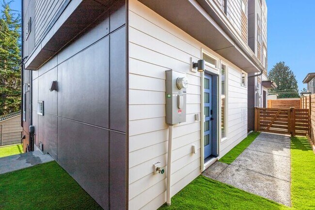 Building Photo - Newly Built Air-Conditioned Luxury Townhome in Highly Desired Admiral