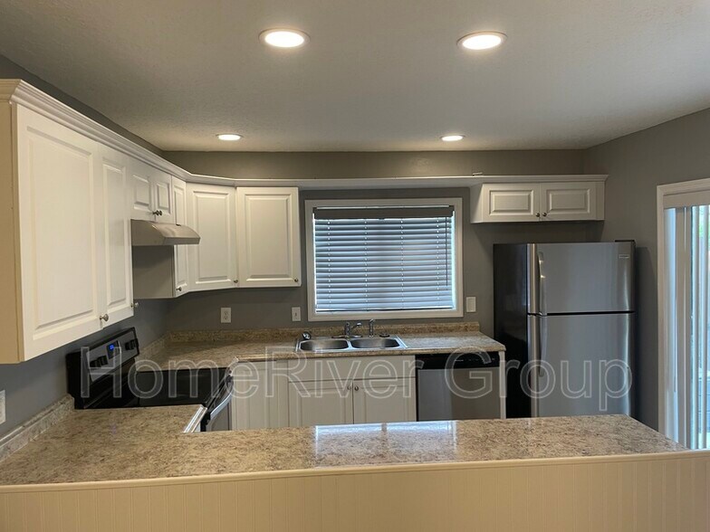 Building Photo - 15240 E Pond Woods Dr