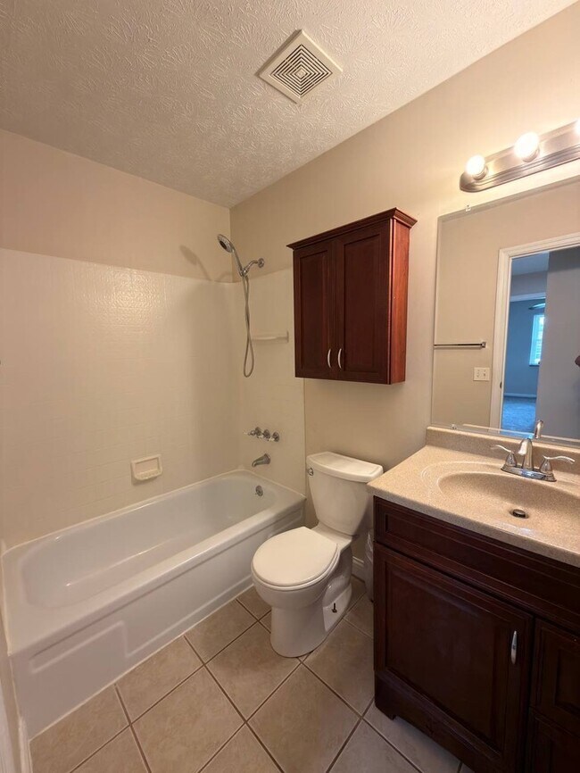 Building Photo - 3 bedroom 2.5 bath