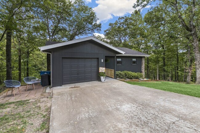 Building Photo - 5 Fareham Ln