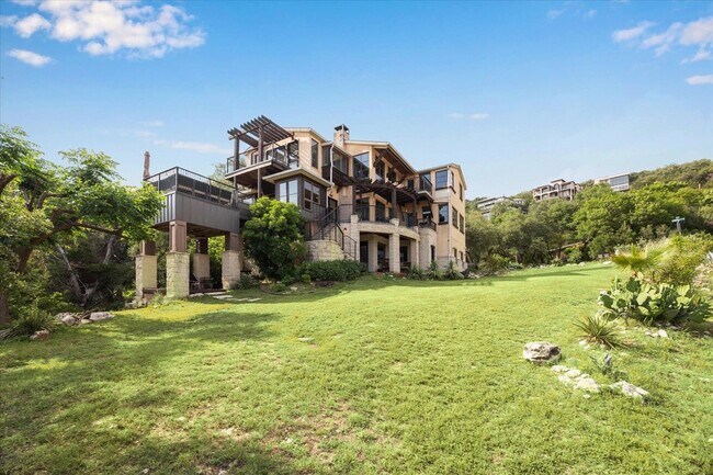 Building Photo - 13801 Lakeview Dr