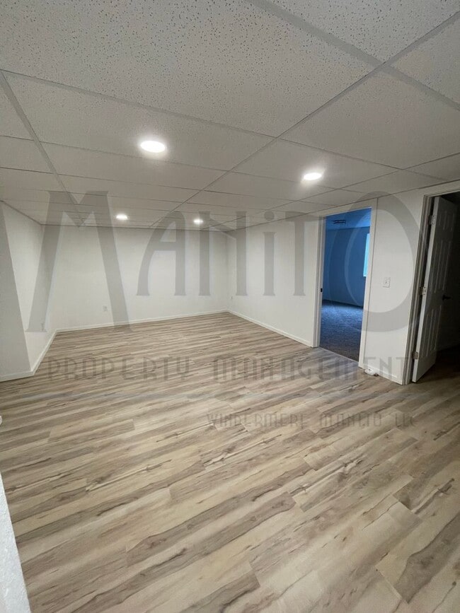 Building Photo - Large Clean Duplex