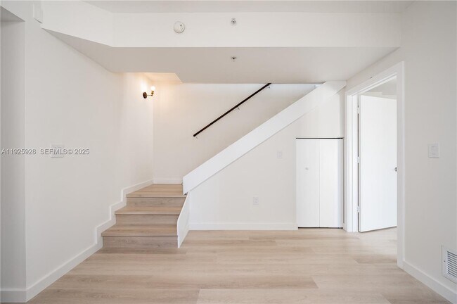 Building Photo - 1712 SW 2nd Ave