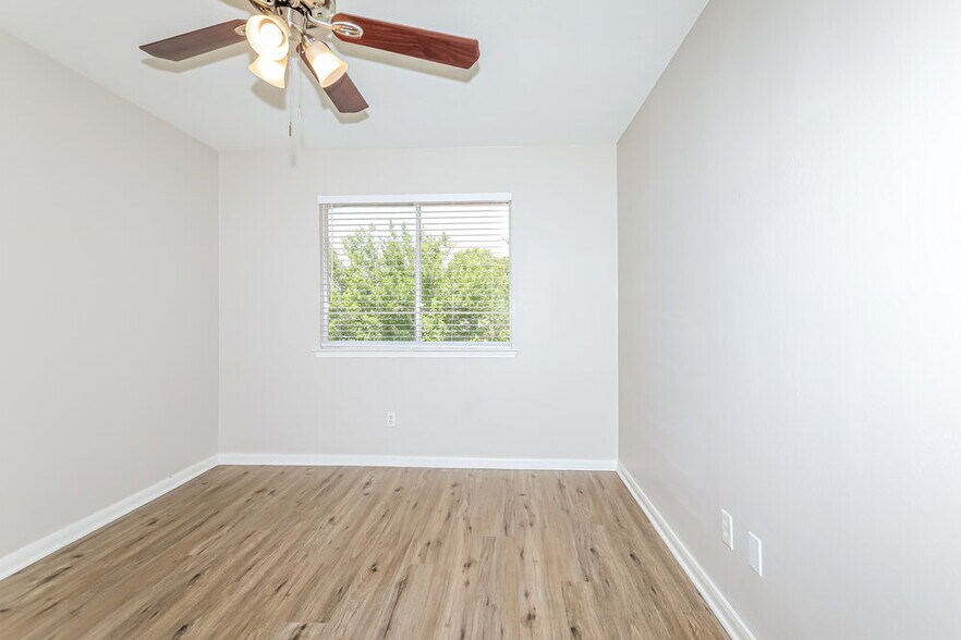Building Photo - 10410 Enchanted