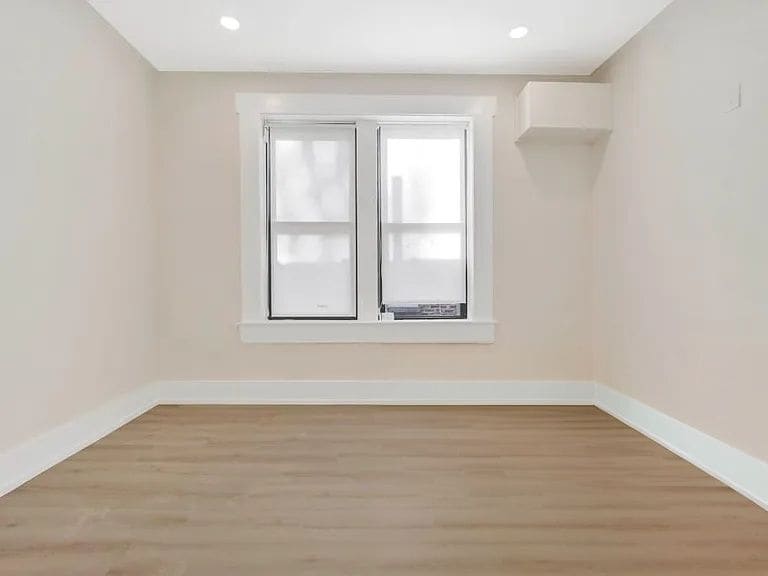 Building Photo - 944 N Damen Ave