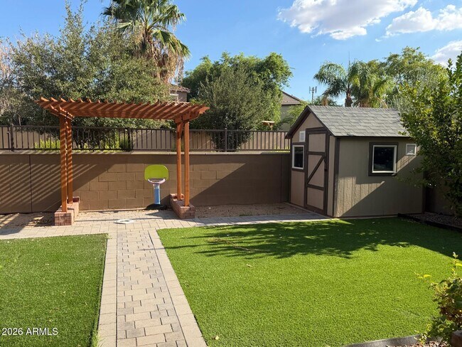 Building Photo - 2043 E Lantana Dr