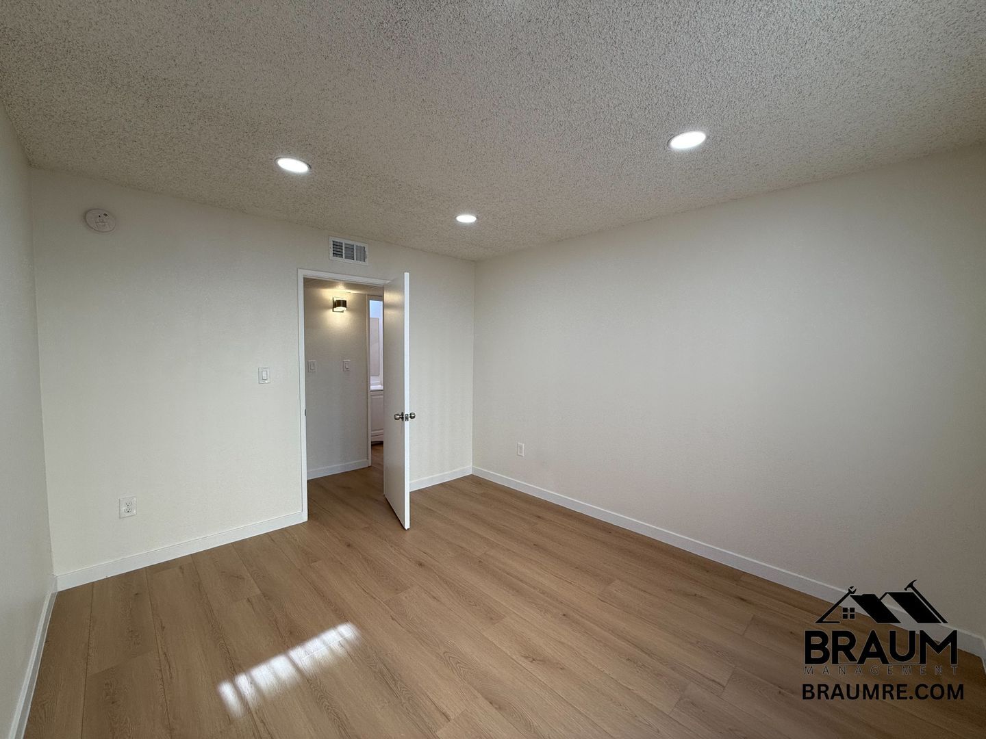 Building Photo - 5461 Kester Ave