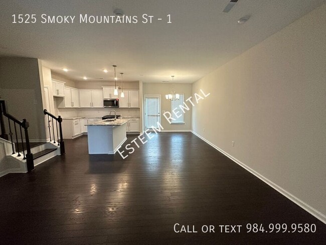 Building Photo - 1525 Smoky Mountains St