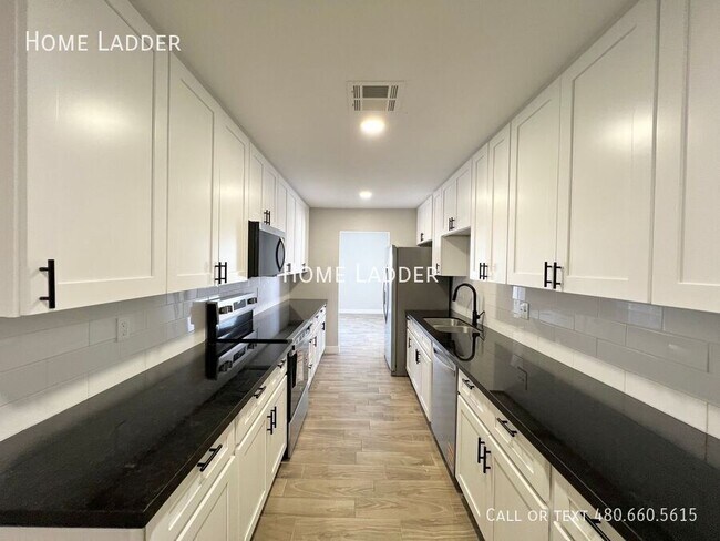 Building Photo - 415 S Lesueur
