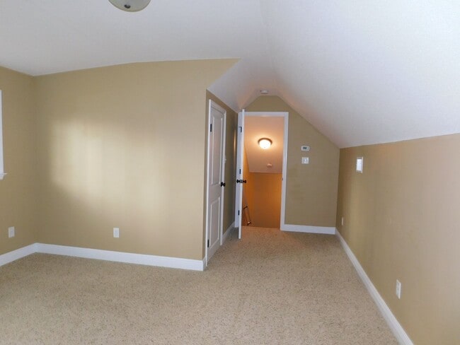 Building Photo - 4 bedroom in Crestwood-convenient location