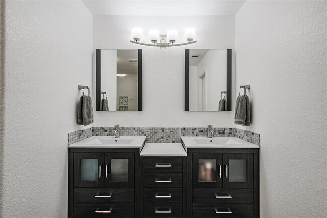 Building Photo - 3142 View Valley Trail