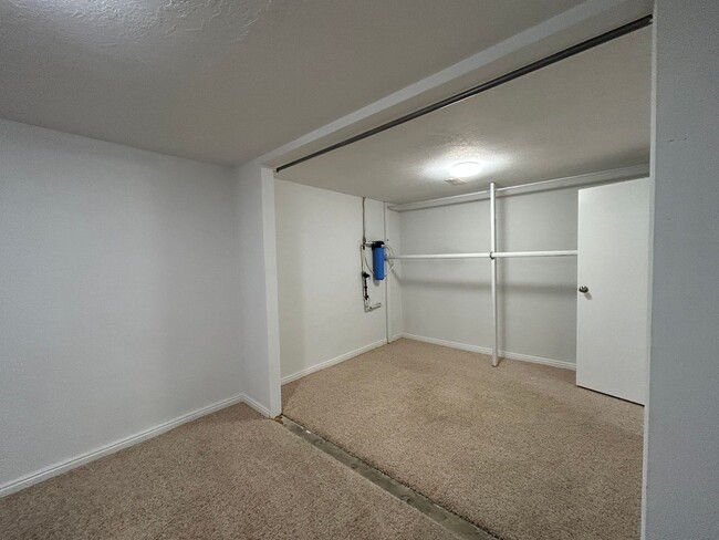 Building Photo - 3 Bedroom 1 Bathroom Basement Apartment Sp...