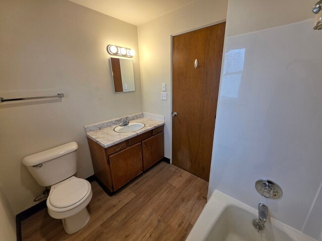 Building Photo - 1254-1256 Meadow Ln