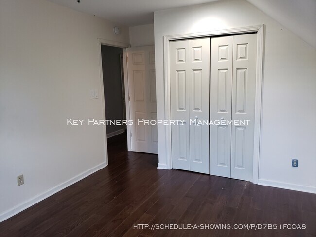 Building Photo - 8620 W 117th - SPACIOUS and Updated!