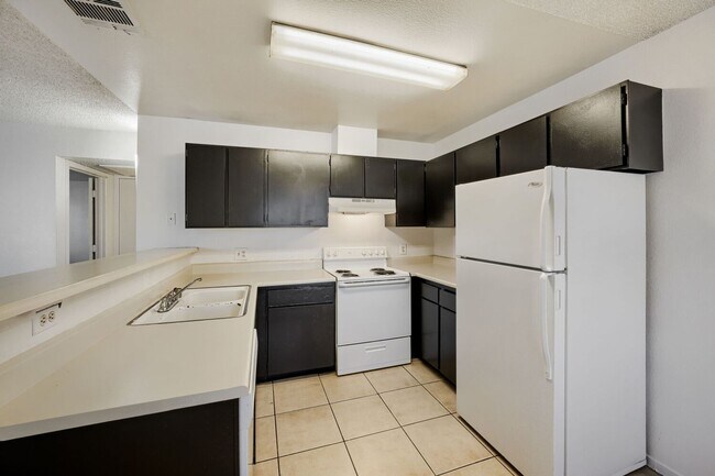 Building Photo - Comfortable First-Floor Condo with Fireplace & Washer/Dryer!