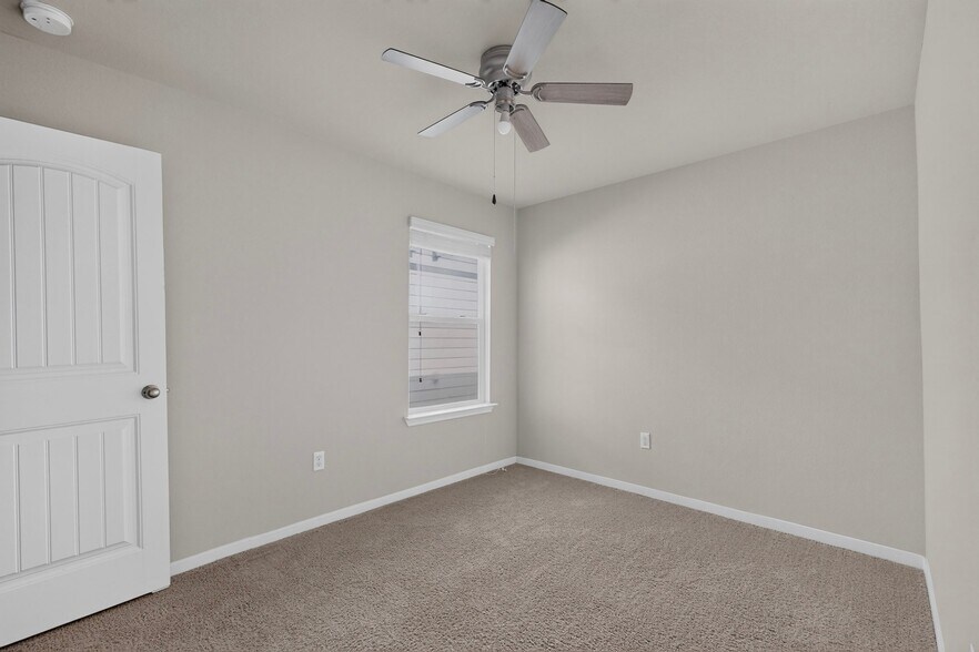 Building Photo - 402 Pentire Way