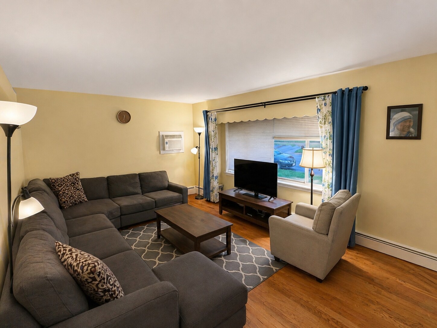 Building Photo - 901 Rabens Ave