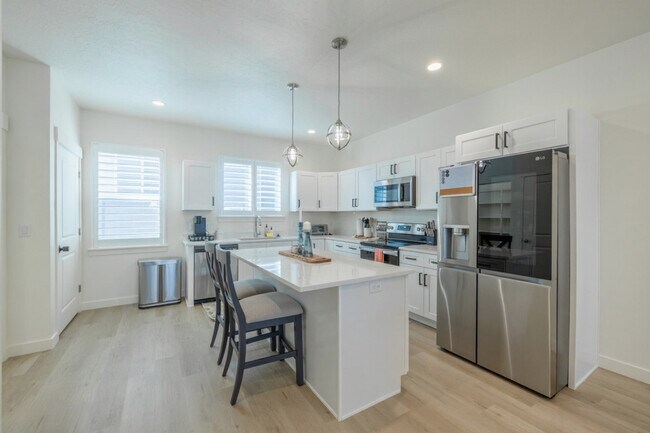 Building Photo - 408 S 680 E