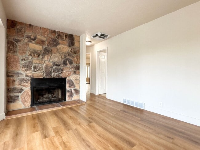 Building Photo - Awesome Split Entry with New Paint & Floor...