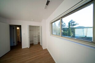 Building Photo - 2022 Ascot Dr