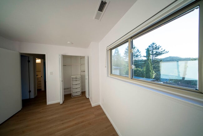 Building Photo - 2022 Ascot Dr