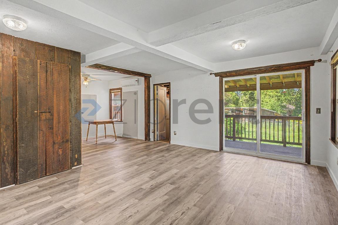 Building Photo - Unit 2