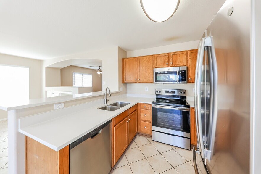 Building Photo - 16255 N 158th Dr