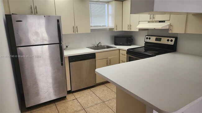 Building Photo - 8290 Lake Dr