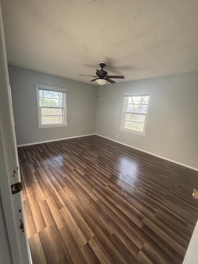 Building Photo - 103 N Poole St