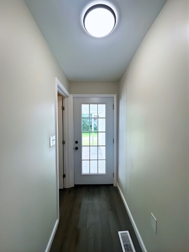 Building Photo - Modern & Spacious 3BR Home with Trendy Design Features and Large Yard!